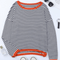 https://cdn.shopify.com/s/files/1/0826/7982/4718/files/ines-lavigne-blau-gestreifter-pullover-mit-orangefarbenem-rand-newberlin-mode-40011953504569_cf53eee2-ed08-4445-9679-0f4073e02814.png?v=1724048658