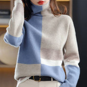 https://cdn.shopify.com/s/files/1/0826/7982/4718/files/iris-a-leurs-stylischer-winter-rollkragenpullover-newberlin-mode-54313459679558.jpg?v=1715777435