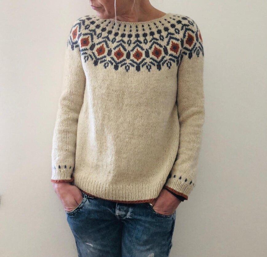 https://cdn.shopify.com/s/files/1/0826/7982/4718/files/isla-einzigartiger-pullover-newberlin-mode-52269581238598.jpg?v=1735838621